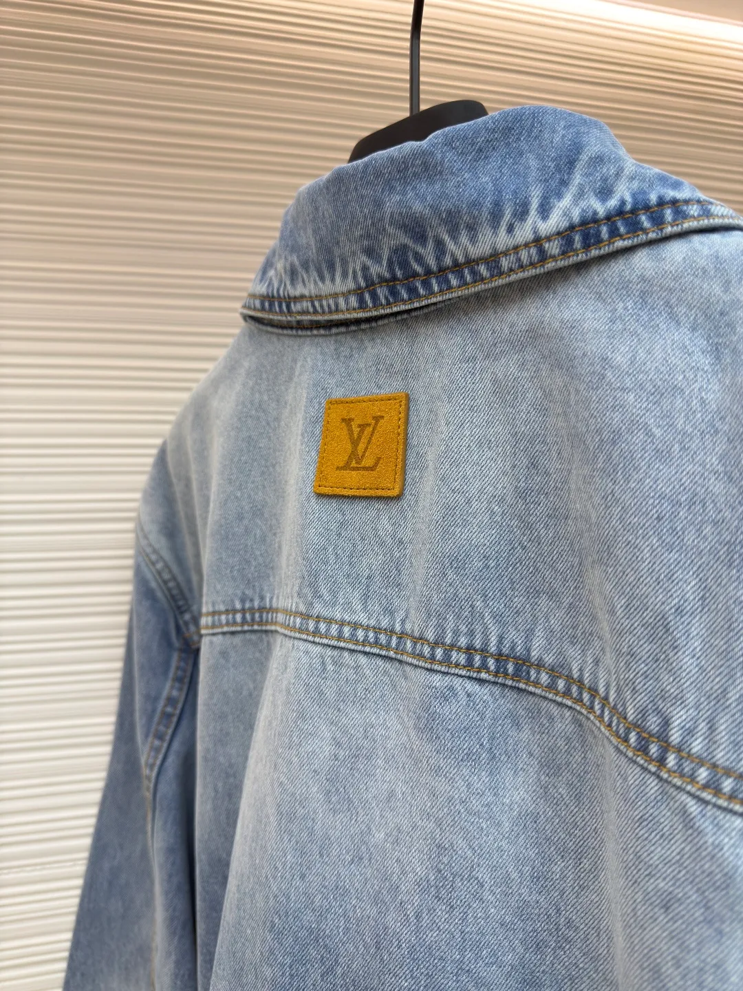 LOUIS VUITTON patch letter denim jacket ●Authentic product: Purchased and developed by 21599 ●Item number: 1680048-B75 ●Material: denim denim fabric ●Technology: embroidery production ●Version: fitted version ●Weight: about 1075 grams ●Size: 46-48-50-52 ●Description: The iconic pattern of the brand's presbyopia logo It has a strong street American style and is very chic. The whole piece is still the same loose version as always, which hides the flesh. The regular denim lapel design gives people a smart and generous look. Customized logo buttons and leather labels come with a full set of accessories. It is cool, stylish and fairy-like. It is also an absolute C-position piece and is highly recommended!  Very heavy work, exquisite details, special washing process, multiple washings can show the same perfect washing color effect as the original. You’ll know it once you get it. It’s self-evident how popular it is once it’s released. It has no gender boundaries and looks great with couples’ outfits. It’s versatile and effortless. The overall wiring is straight and delicate, the fabric is comfortable and soft, and the color is consistent without color difference. It can be matched with the same style to create a fashionable look and control various occasions. Customized accessories, complete with three standards, same style for men and women!